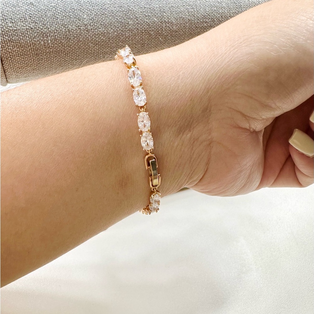 Oval shaped Tennis bracelet in rose gold stainless steel.